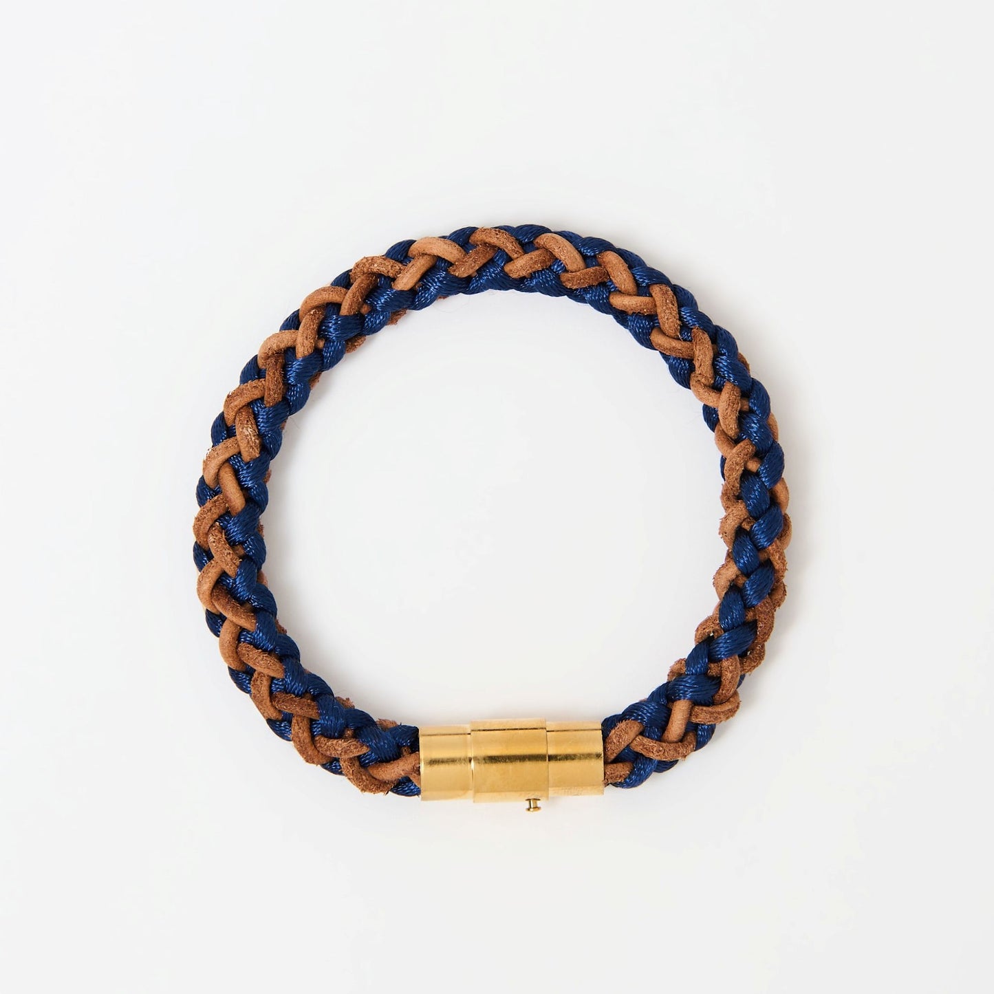 Artisan-crafted men’s bracelet with navy blue and brown braided leather and polished gold magnetic clasp — modern accessory with timeless appeal.