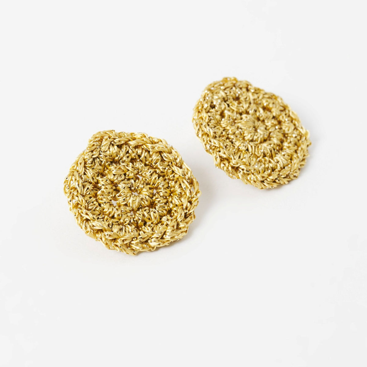 The Vela crochet disc earrings in antique gold shimmer, flat lay, second view - Lodorfo