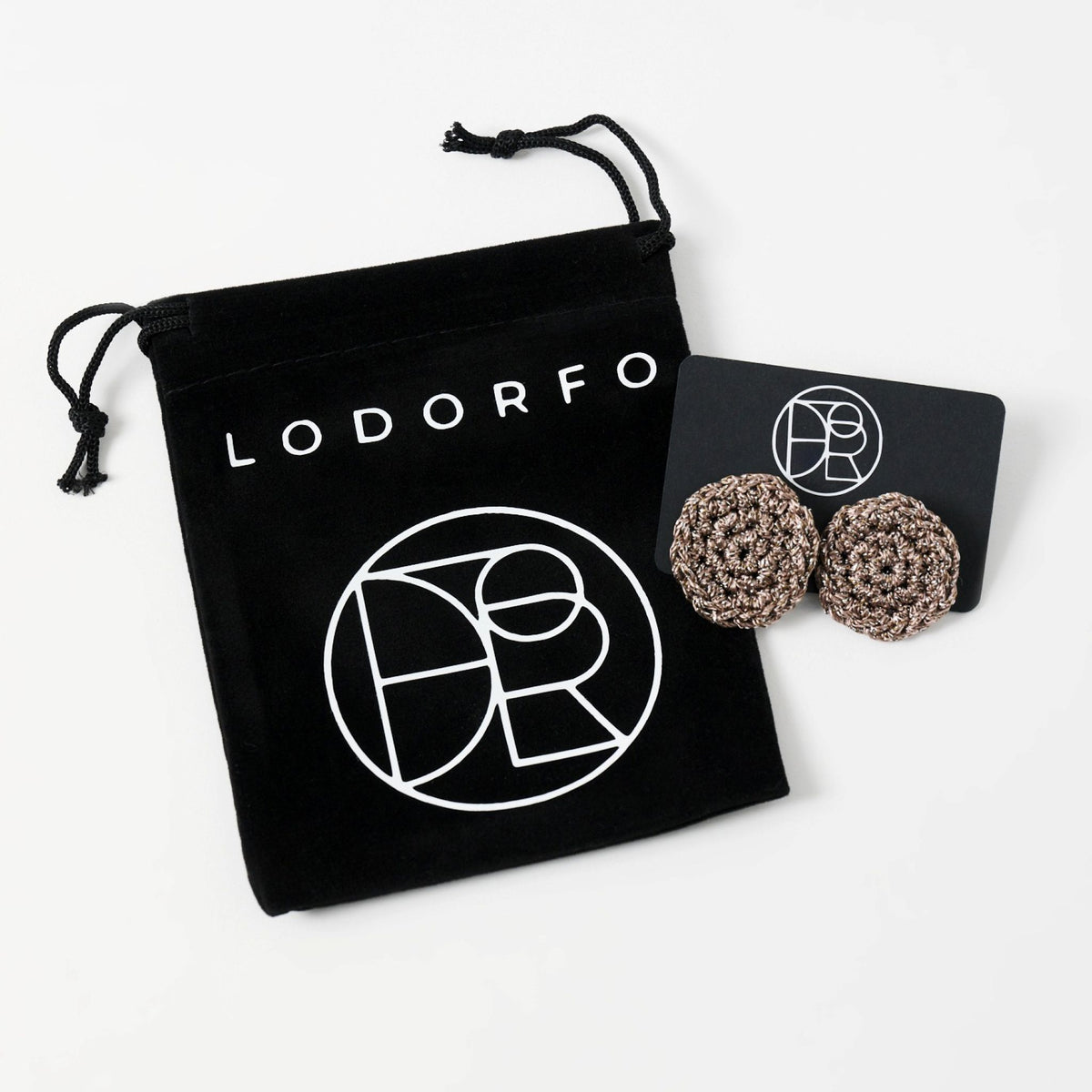 The Vela crochet disc earrings in fawn with silver shimmer, styled display, second view - Lodorfo