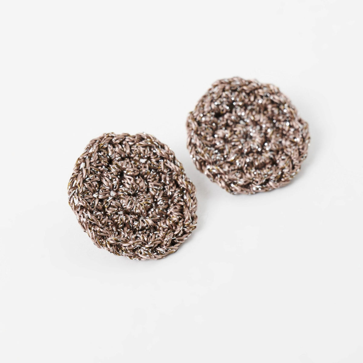 The Vela crochet disc earrings in fawn with silver shimmer, flat lay, second view - Lodorfo