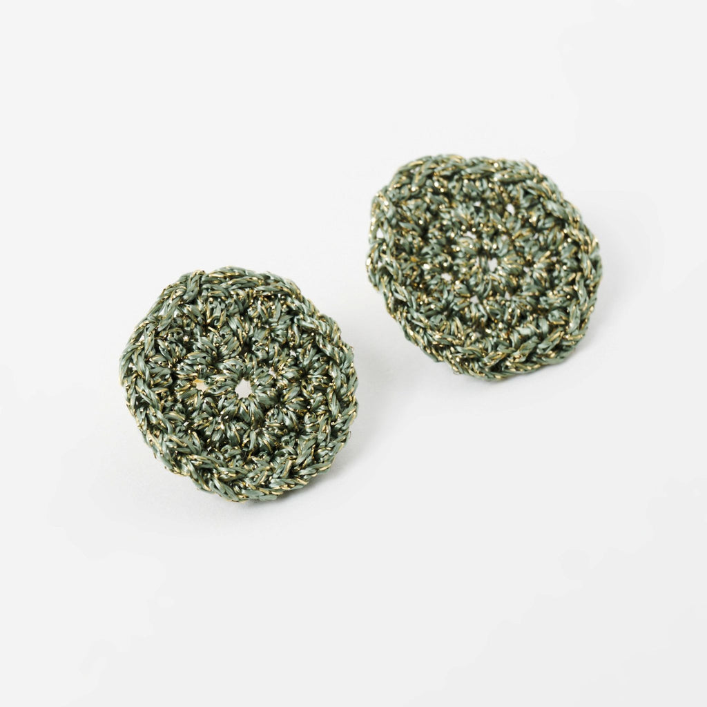 The Vela crochet disc earrings in forest green with gold shimmer, flat lay, second view - Lodorfo