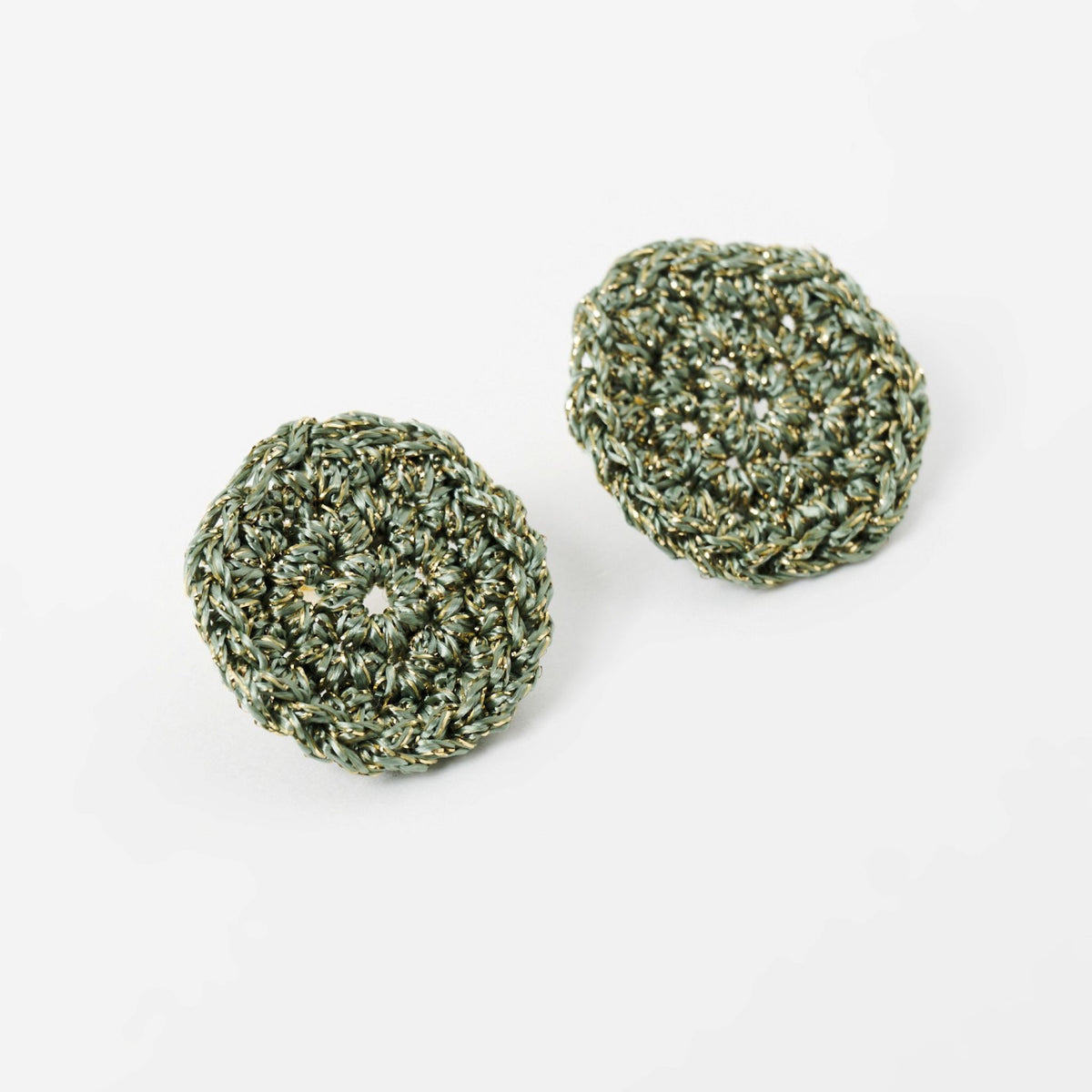 The Vela crochet disc earrings in forest green with gold shimmer, flat lay, second view - Lodorfo
