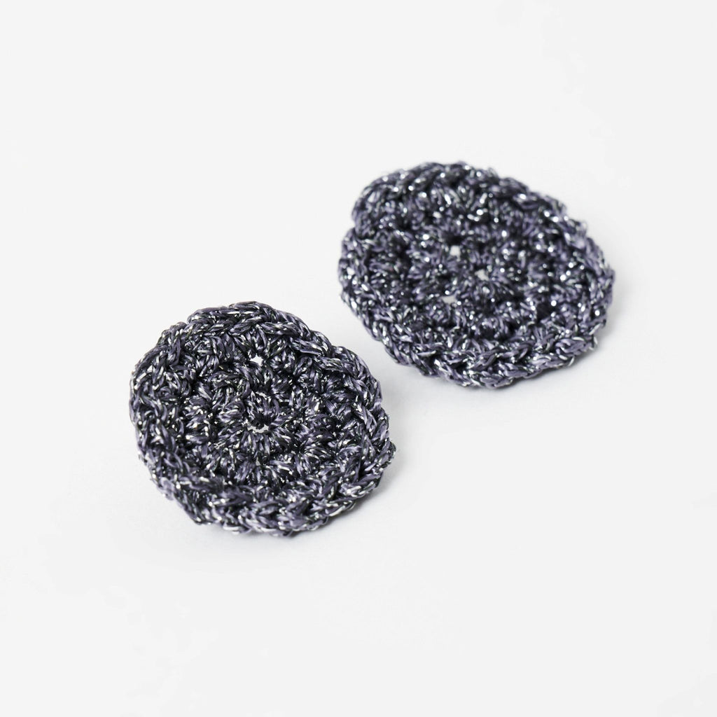 The Vela crochet disc earrings in graphite grey with silver shimmer, flat lay, second view - Lodorfo