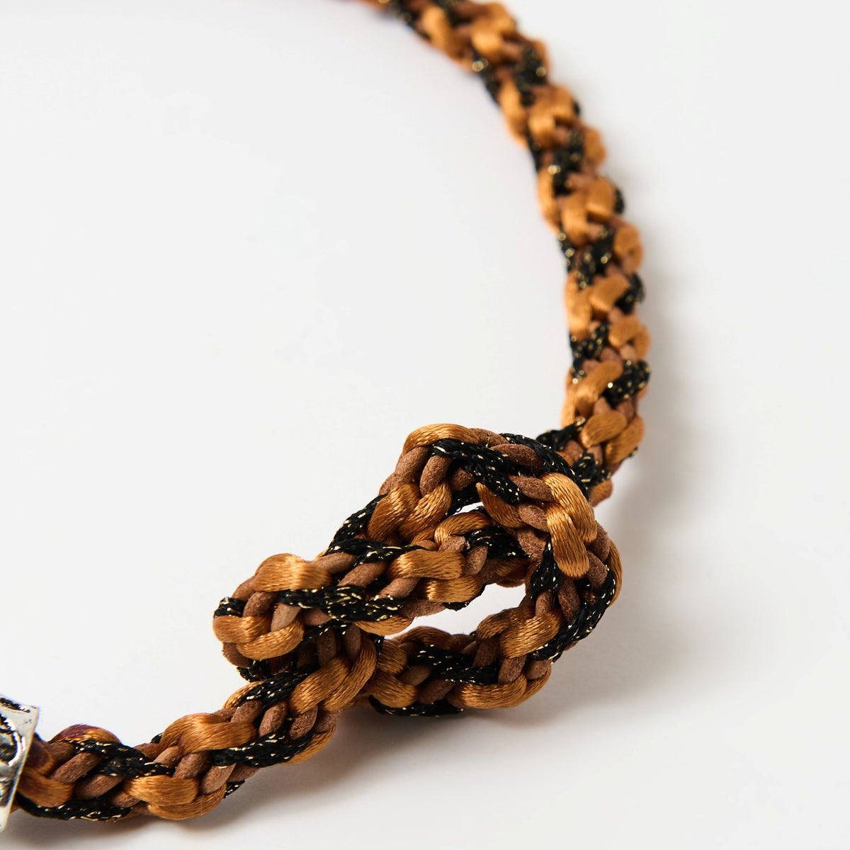 Close-up of the Kaelis burnt orange wave braid and its knot - Lodorfo