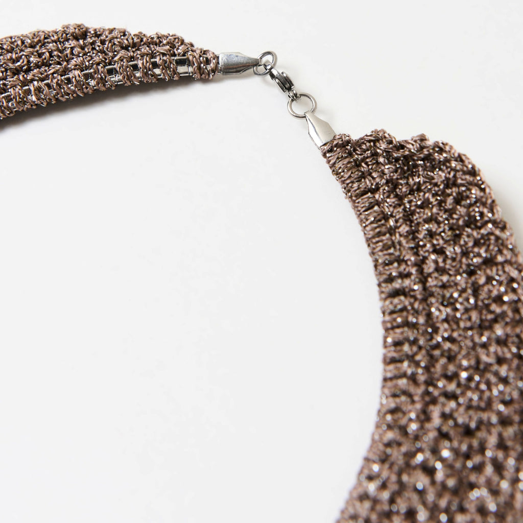 Close-up of the Thorne crochet collar and its silver clasp - Lodorfo
