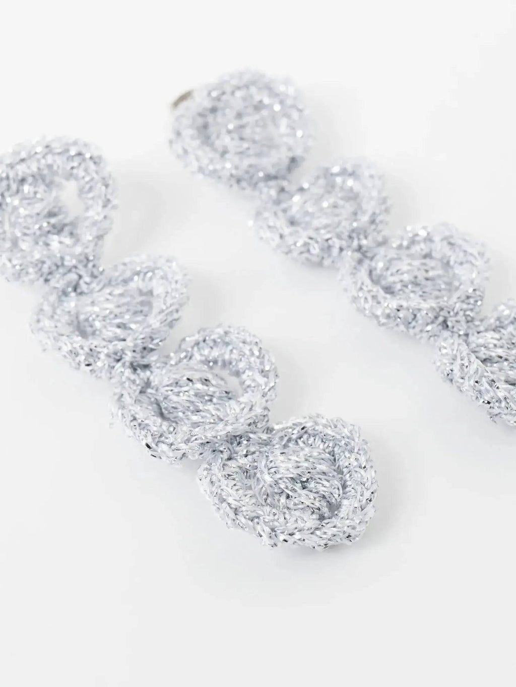 The Arlo sculptural loop earrings, pebblegrey, long shown — Lodorfo
